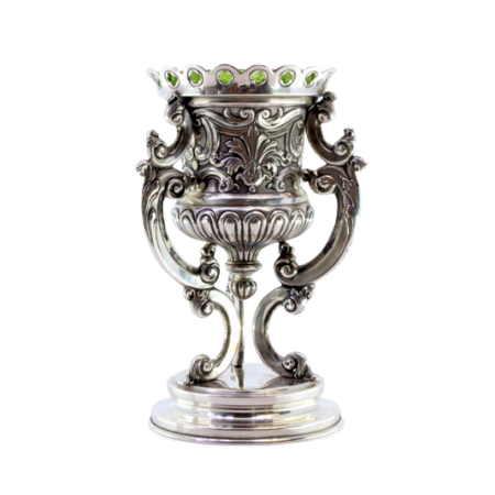 Porta velas de altar em prata com relevos revelados e aplicações alma em vidro verde assente em base redonda com frisos